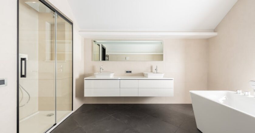 Badbeleuchtung in der Mietwohnung: Zonen, IP-Schutz, Spiegelleuchten und einfache Nachrüstung