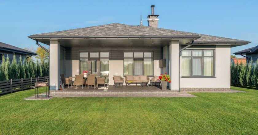 Sichtschutz im Garten rechtssicher planen: Hecken, Zäune, Wände - Maße, Abstände, Montage und Kosten