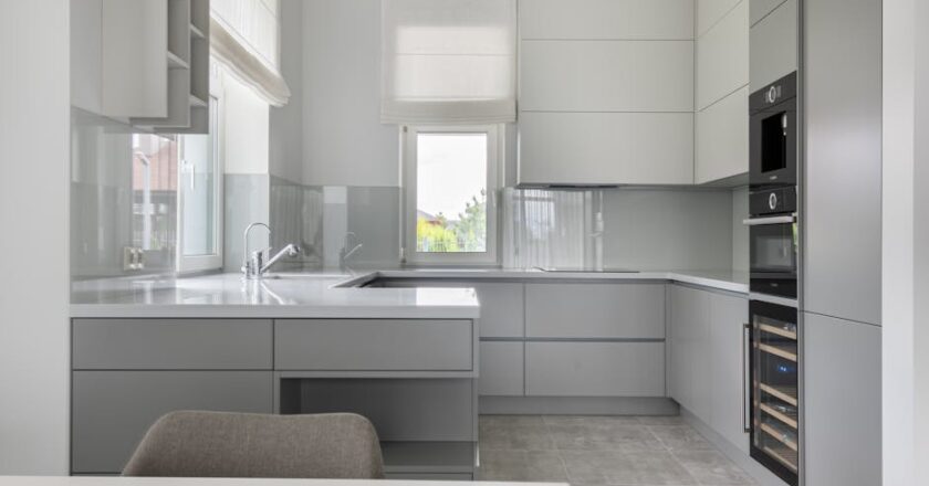 Speisekammer auf 1-2 m2 planen: Regale, Belüftung, Organisation und Kosten