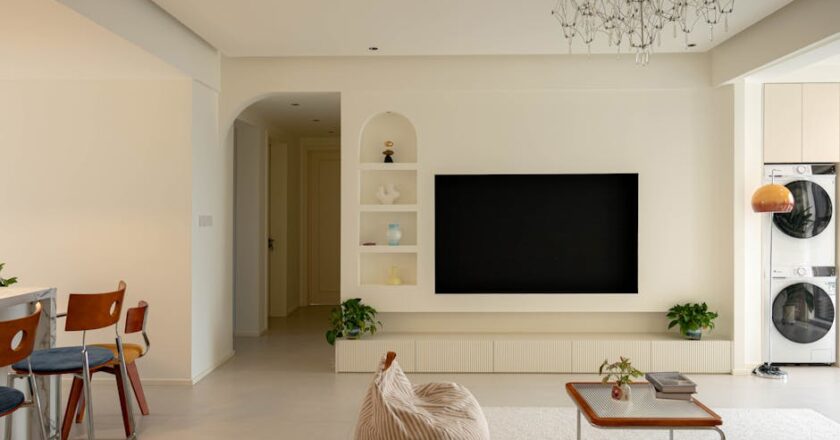 Holzlamellen-Wand richtig planen und montieren: Unterkonstruktion, Akustik, Beleuchtung, Brandschutz und Kosten