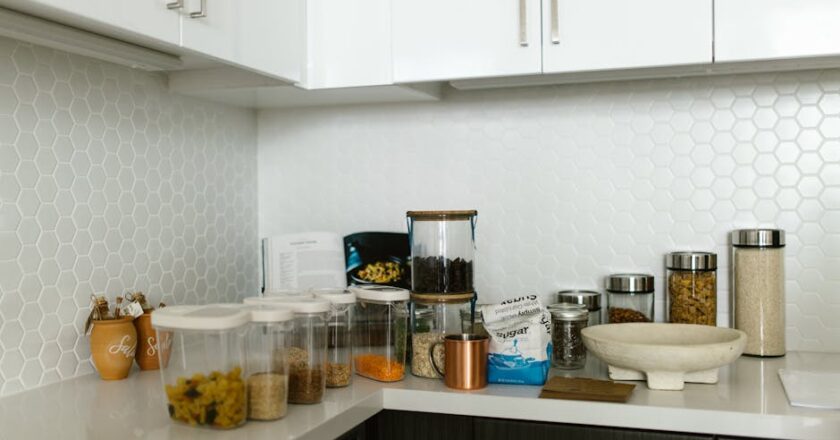 Küchenrückwand nachrüsten: Materialien, Aufmaß, Montage, Steckdosen und Kosten