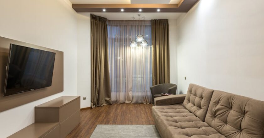 TV-Wand mit versteckter Verkabelung planen: VESA, Wandtypen, Strom, Soundbar, Möbel und Kosten