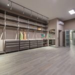 Begehbaren Kleiderschrank auf 4-6 m2 planen: Layout, Licht, Lüftung, Stauraum und Kosten