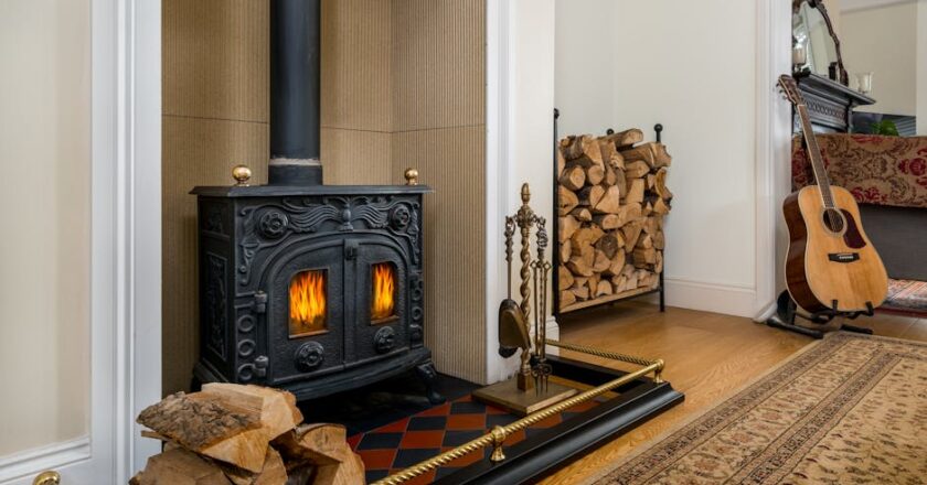 Kaminofen im Bestand nachrüsten: Genehmigung, Schornstein, Aufstellraum, Abstände, Zuluft und Kosten