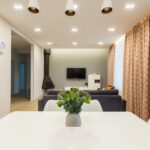 Vorhangschienen an der Betondecke montieren: Systeme, Dübel, Aufmaß, Bohrtechnik und Kosten