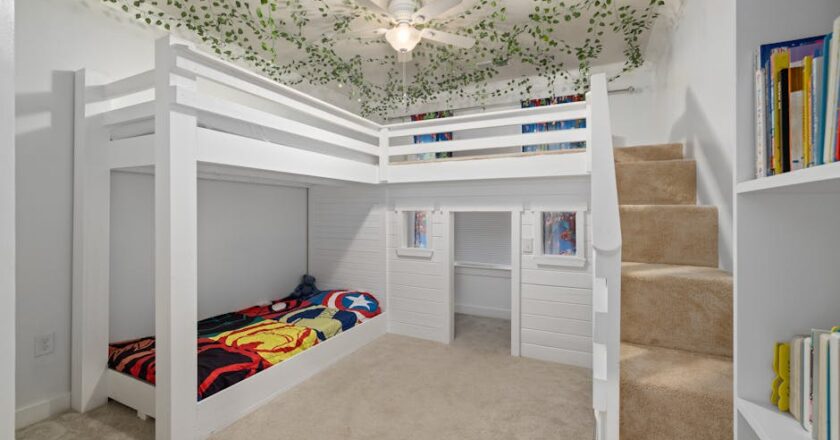 Hochbett im Kinderzimmer sicher planen und bauen: Maße, Absturzsicherung, Konstruktion und Kosten