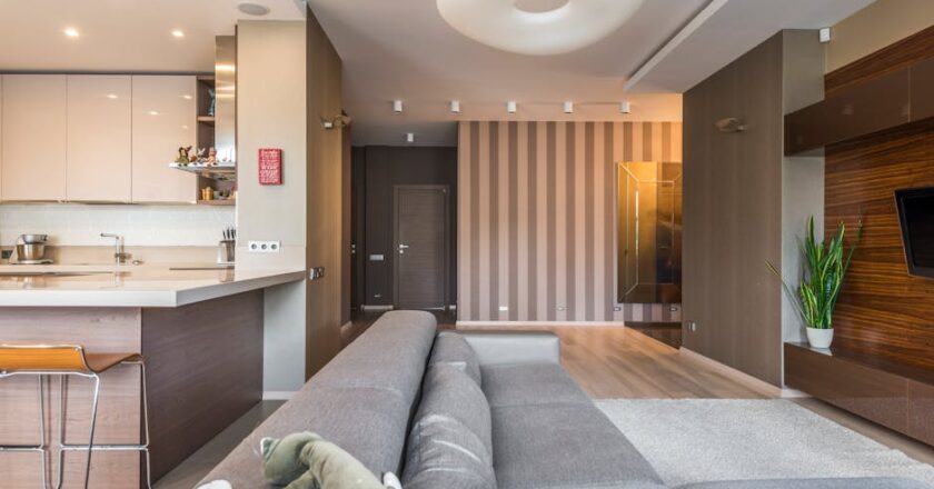Raumakustik im Wohnzimmer verbessern: Nachhall messen, Absorber planen, Vorhänge und Deckenlösungen mit Kosten